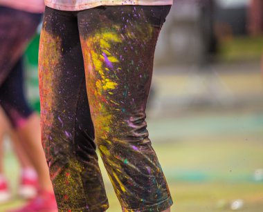 insanlar renkli tozla kaplı.