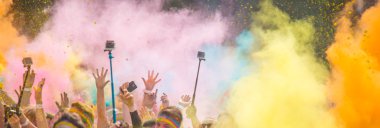 insanlar renkli tozla kaplı.