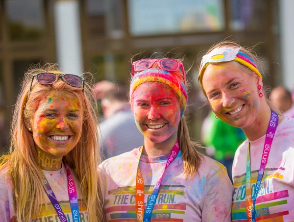 Persone ricoperte di polvere colorata . — Foto Stock