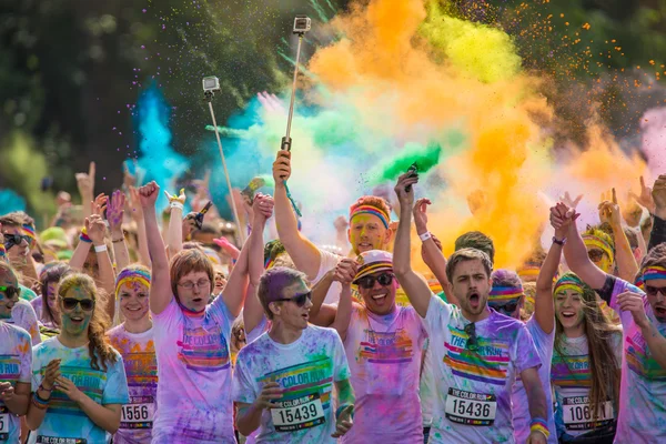 Persone ricoperte di polvere colorata . — Foto Stock