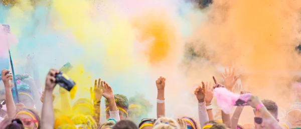 Persone ricoperte di polvere colorata . — Foto Stock