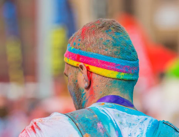 Menschen mit farbigem Puder bedeckt. — Stockfoto