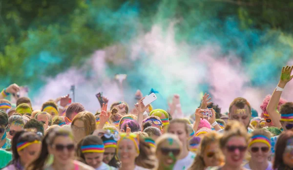 People covered with colored powder. — Stock Photo, Image