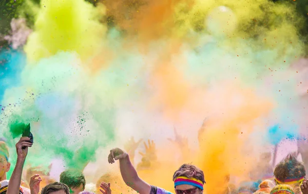 Pessoas cobertas com pó colorido . — Fotografia de Stock