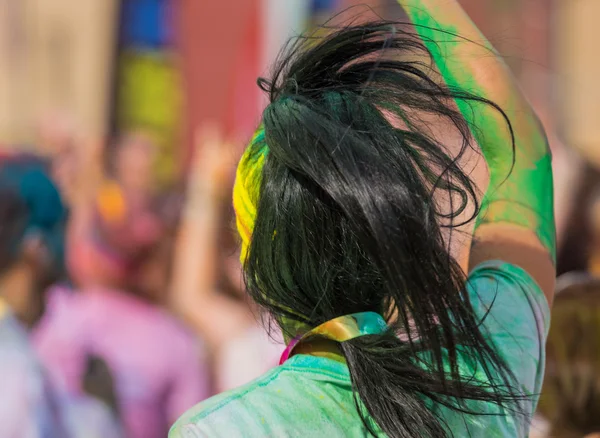 Pessoas cobertas com pó colorido . — Fotografia de Stock