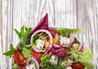 Kase üzerinde taze sağlıklı salata