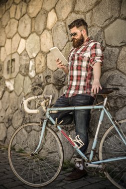 Büyük bıyık hipster