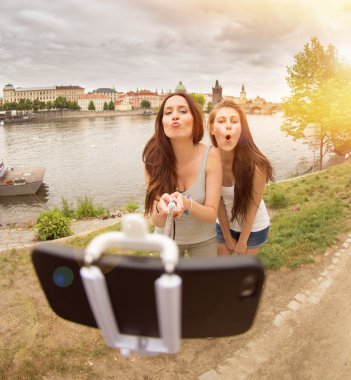 İki güzel genç kadın selfie yapma