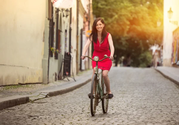 Vacker brunett flicka på en vintage cykel — Stockfoto