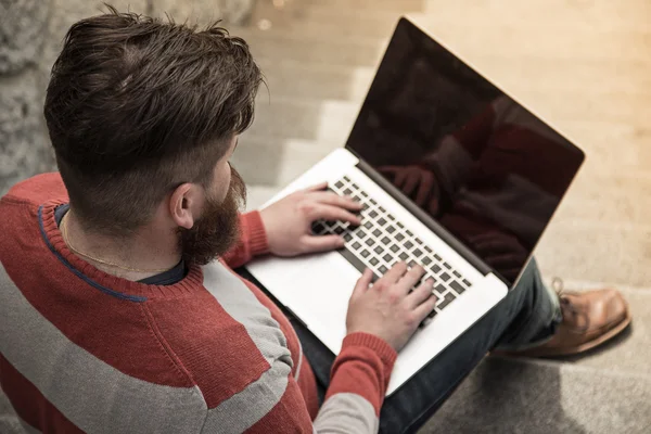 Großer Schnurrbart Hipster-Mann in der Stadt — Stockfoto