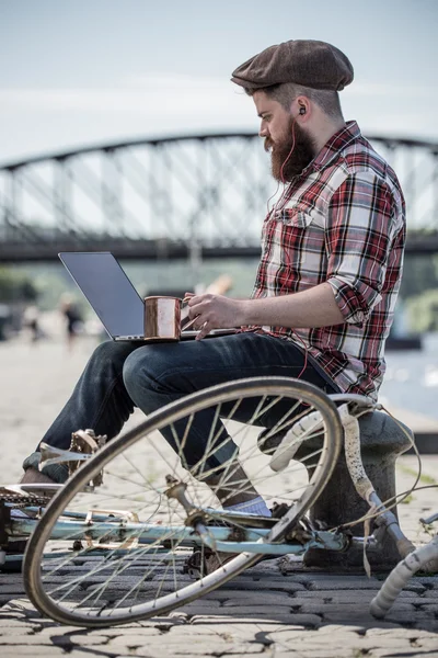 Hipster hombre en la ciudad — Foto de Stock