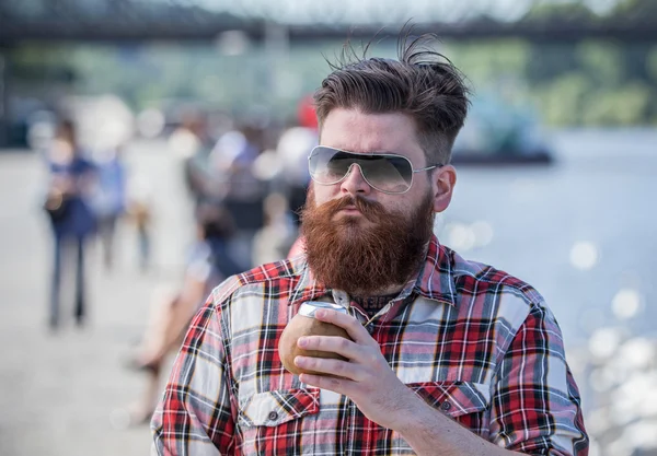 Hipster mannen i staden — Stockfoto