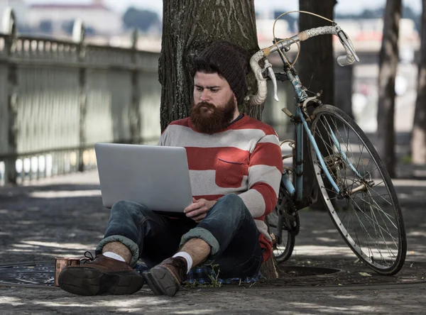 Hipster hombre en la ciudad — Foto de Stock