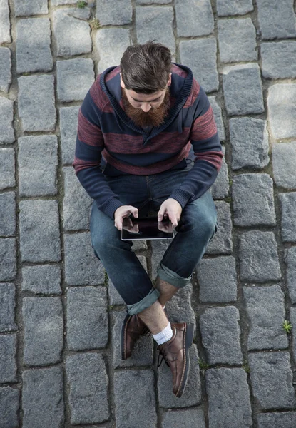 Hipster man in the city — Stock Photo, Image
