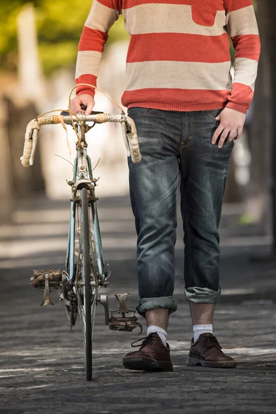 Hipster man in de stad — Stockfoto