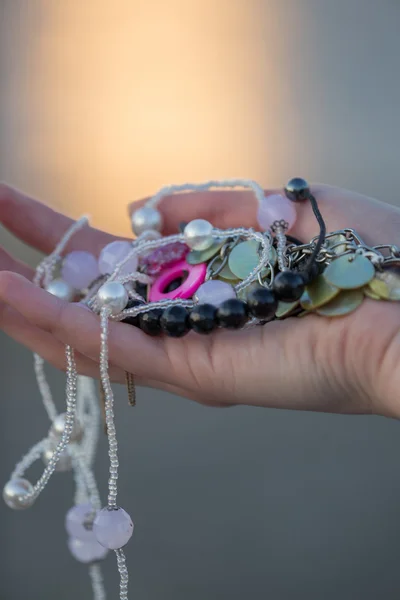Sortimento de jóias na mão da mulher — Fotografia de Stock