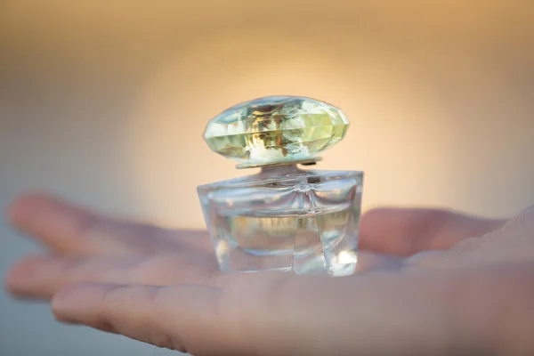 Manos de mujer con esmaltes de uñas — Foto de Stock