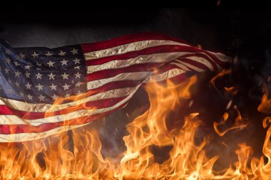 Grunge Amerikan bayrağı, savaş kavramı ile alevler ateş