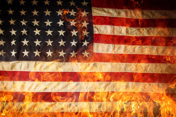 Grunge Amerikan bayrağı, savaş kavramı ile alevler ateş