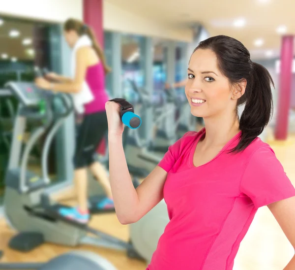 Vrouw opleiding in een fitnessclub — Stockfoto