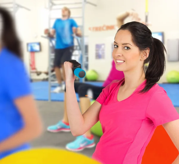 Kvinna i en fitnessklubb — Stockfoto