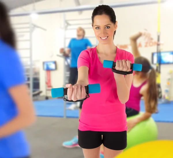 Vrouw opleiding in een fitnessclub — Stockfoto