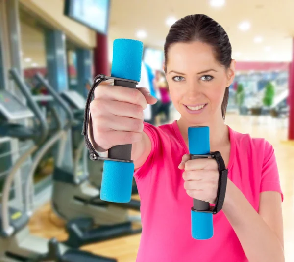 Vrouw opleiding in een fitnessclub — Stockfoto