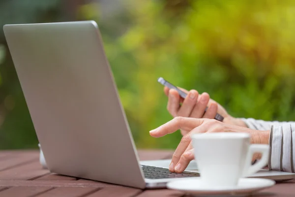 Mulheres trabalhando com laptop no jardim — Fotografia de Stock