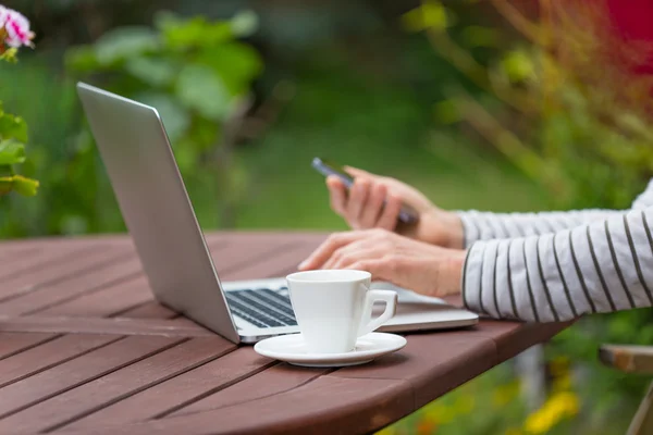 Mulheres trabalhando com laptop no jardim — Fotografia de Stock