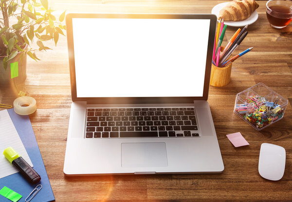 Рабочее место с ноутбуком
