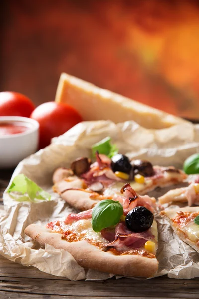 Smakelijke Italiaanse pizza — Stockfoto