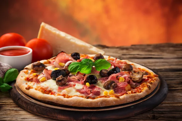 Smakelijke Italiaanse pizza — Stockfoto