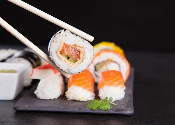 Japanisches Sushi-Set mit Meeresfrüchten — Stockfoto