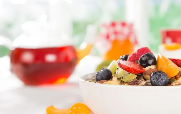 Pequeno-almoço saboroso com muesli — Fotografia de Stock