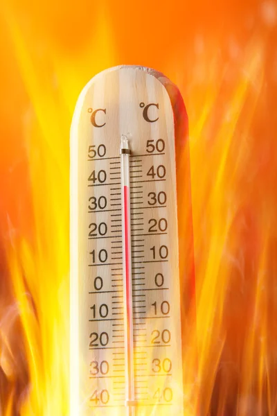 Celsiusthermometer mit Feuerflammen — Stockfoto