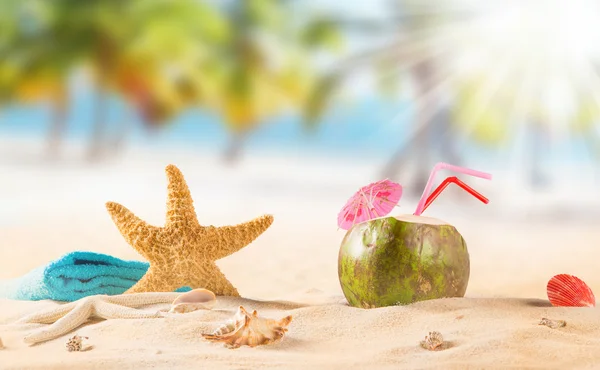 Sommer-Kokosgetränk am Strand. — Stockfoto