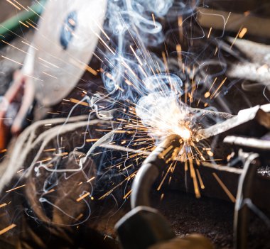 Kaynakçı parlak kıvılcımlar ile Action.