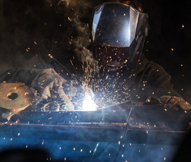 Kaynakçı parlak kıvılcımlar ile Action.