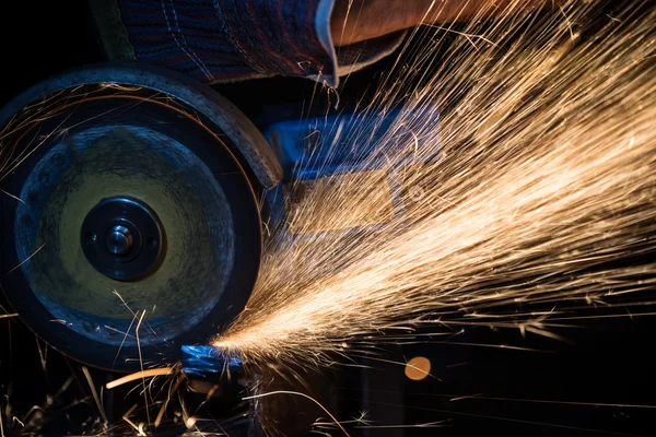 Máquina de moagem em ação com faíscas brilhantes . — Fotografia de Stock