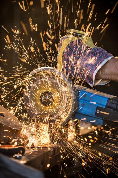 Slijpmachine in actie met heldere vonken. — Stockfoto