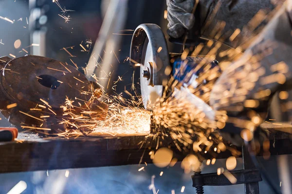 Rectificadora en acción con chispas brillantes . — Foto de Stock