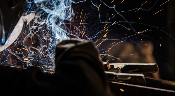 Soldador en acción con chispas brillantes . — Foto de Stock