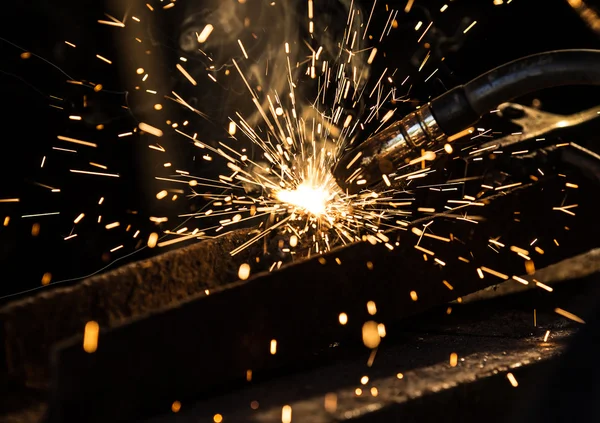 Soldador en acción con chispas brillantes . — Foto de Stock