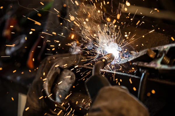 Welder in action with bright sparks. — Stock Photo, Image