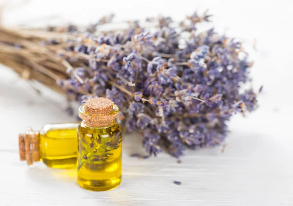 Tratamentos de bem-estar com flores de lavanda na mesa de madeira. — Fotografia de Stock