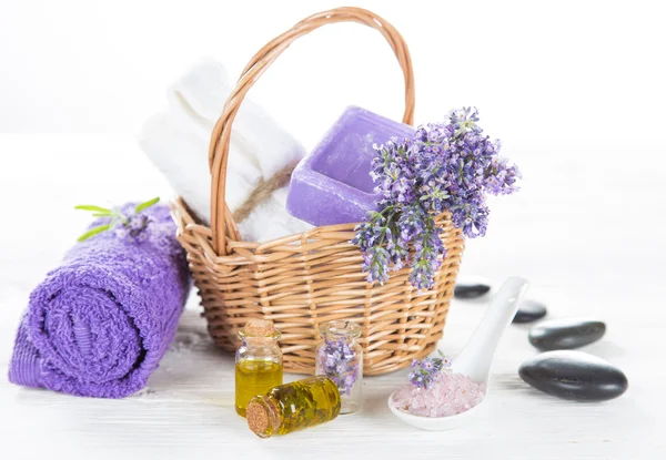 Tratamentos de bem-estar com flores de lavanda na mesa de madeira. — Fotografia de Stock