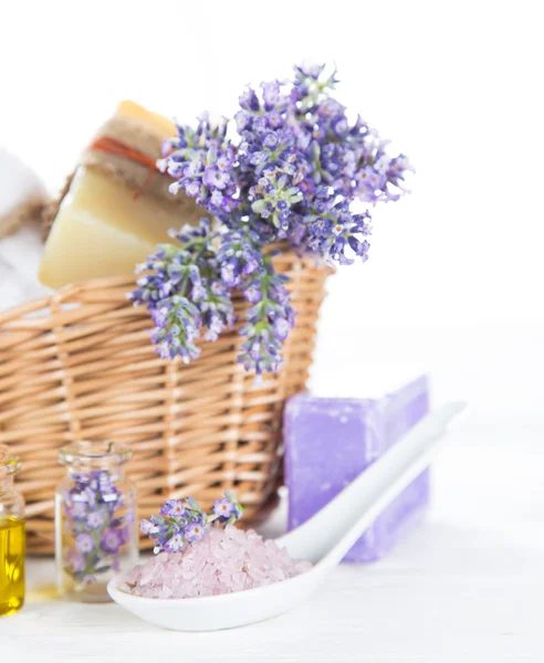 Tratamentos de bem-estar com flores de lavanda na mesa de madeira. — Fotografia de Stock