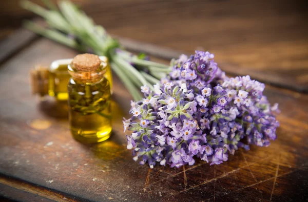 Wellness behandelingen met lavendelbloemen op houten tafel. — Stockfoto