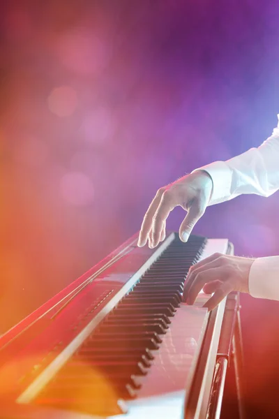 남자 피아노 키보드. — 스톡 사진