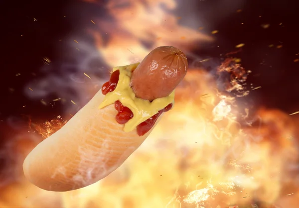 Hotdog auf hölzernem Hintergrund — Stockfoto
